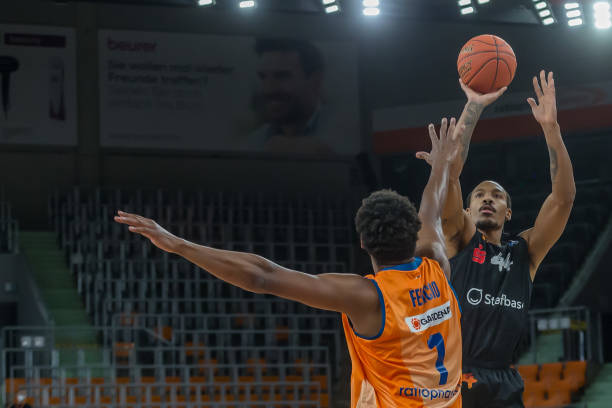 罚球线上也 罚球线上也